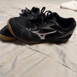 Mizuno cyclone volleyball shoes.